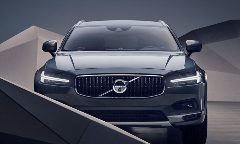An updated version of the Volvo S90 station wagon and V90/V90 Cross Country.