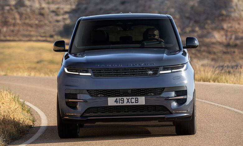 Новый Range Rover Sport демонстрирует потенциал электрифицированной мощности.