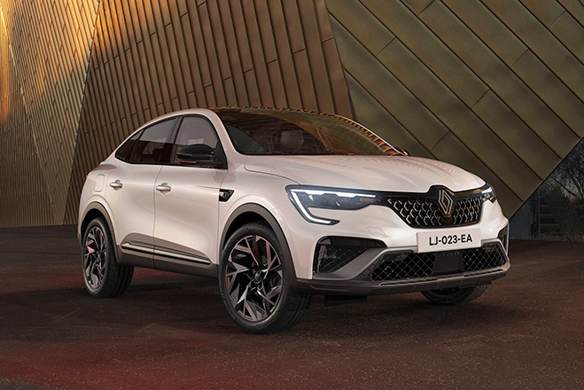 New Renault Arkana 2023/24 in the style of the new wave of Renault