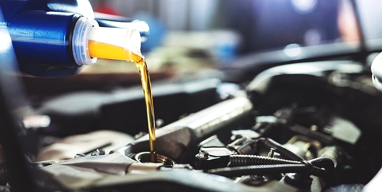 Как часто стоит менять масло в автомобиле?